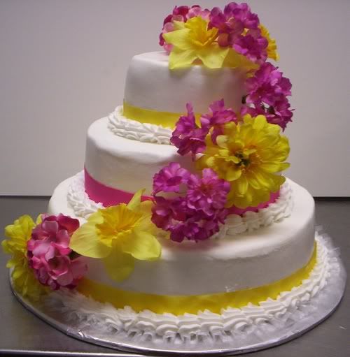 Bolo de casamento branco com flores rosa e amarela