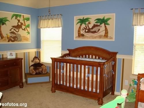 Quarto de bebê com quadros na parede
