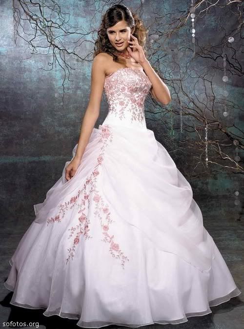 Vestido de noiva branco com bordado rosa