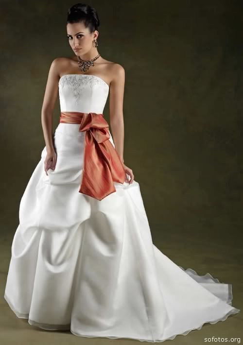 Vestido de noiva com laço vermelho