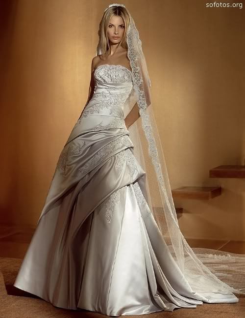 Vestido de noiva de cetim com véu